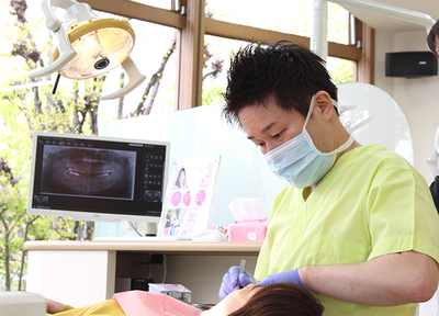 歯科技工士とリアルタイムで連絡を取り合い、よりお口に合ったセラミックの歯を作製します