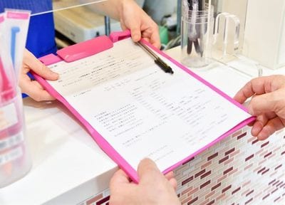 かぶせ物・つめ物は保険診療と自由診療のどちらも素材も用意しており、予算や希望される見た目にあわせて提案しています