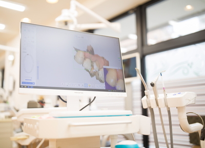 院内に歯科技工所を併設。デジタル技工も取り入れ、治療期間の短縮を目指しています
