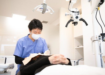 ニューヨーク大学に在籍する歯科医師が治療を担当します