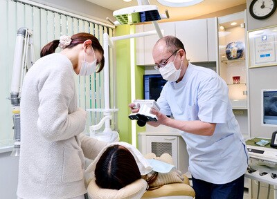 歯の型取りと色合わせ