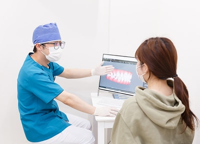 治療前のカウンセリングでお口の健康チェックと、シミュレーションをすることから始めます
