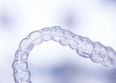 透明なマウスピースを使って、なるべく抜歯なしの矯正治療を提供しています