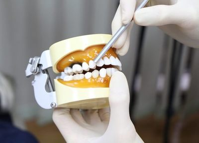 歯の根にできるだけ細菌が入らないように、清潔な状態を保ちながら処置をします。