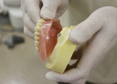 さまざまな入れ歯のなかから患者さまのお口に合ったタイプの入れ歯をご提案