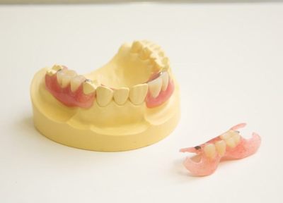 他院で作った入れ歯の調整も可能ですので、痛みや違和感がある方はご相談ください。