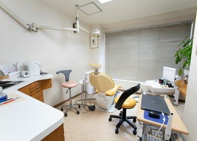 セミオープンな空間で緑があふれる歯科医院