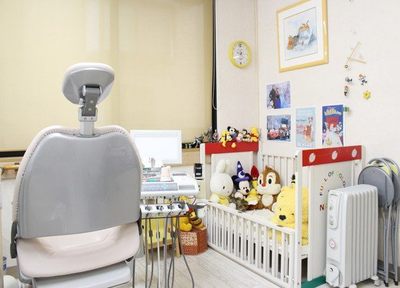 お子さまは歯科医院の雰囲気に慣れることから始めましょう。できることから段階的に治療へと移行します