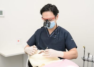 研鑽を積んだ歯科医師が骨造成など複雑な治療にも対応しています