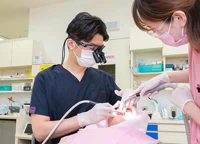 銀歯や色の合わない人工歯をセラミック治療で自然な見た目にすることができます