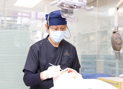 インプラント手術を担当してきた歯科医師が治療を手がけます