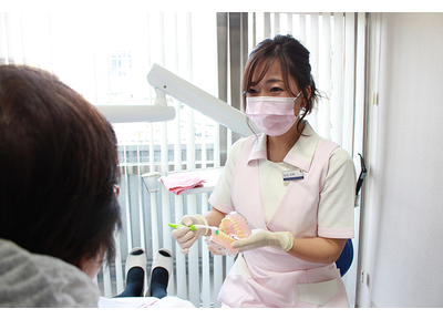 デンタルグッズを使用してのセルフケア、歯科衛生士によるクリーニングで歯の健康を維持します