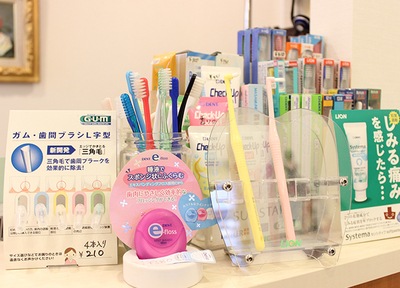 お口を清潔な環境に保つために、定期的にクリーニングと虫歯・歯周病のチェックを行っています。