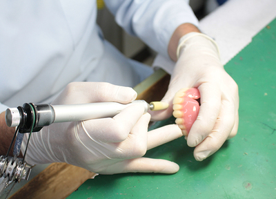 院内に歯科技工士が在籍しているので、緊急時の対応や素材に関する詳しい説明が可能になります。