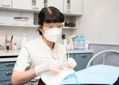 虫歯や歯周病を早期発見・早期治療するために定期健診をご提案しています