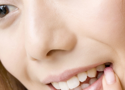 鮮やかな色の口紅がよく似合う、魅力的な白い歯を目指しませんか？
