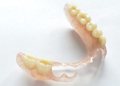 保険内の金属固定のものから樹脂で違和感のない入れ歯まで、あなたに合ったプランをご提案。