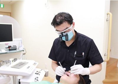 インプラント治療などで凹んでしまった歯茎には、歯槽提を増やす処置を行うことができます