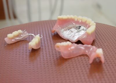 入れ歯、義歯はより詳細で患者さまに合うものを作るために、院外に発注しています