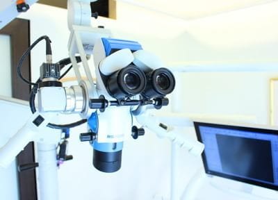 マイクロスコープを使用して精度を上げる治療