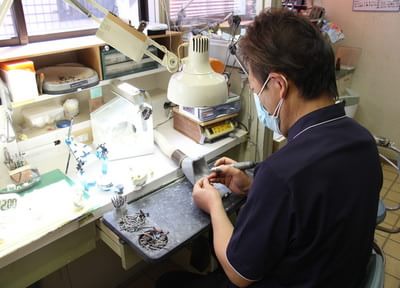 専属の歯科技工士によるスムーズな対応