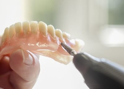 院内の歯科技工士が直接患者さまのお口を見て、よりお口にあったものを作製します