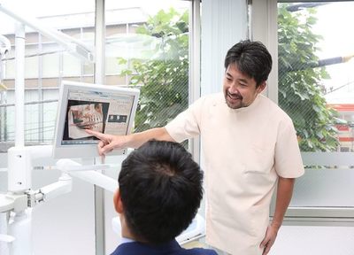 周りの歯と合わせたインプラントを