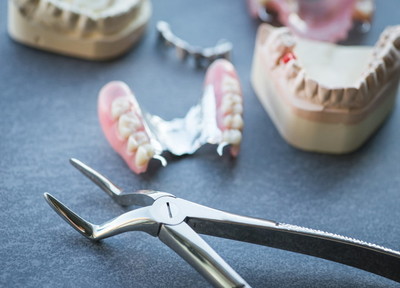入れ歯は保険診療と自由診療とで素材や接着方法などが変わりますが、大事なのはしっかり噛める入れ歯です