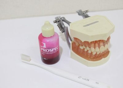 汚れの染め出しや歯周病検査で虫歯になりそうな部分を特定し、患者さまに知っていただきます