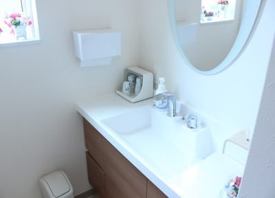 歯科技工士が立ち会いながら、患者さまのお口に合った自然な被せ物・詰め物を作ります