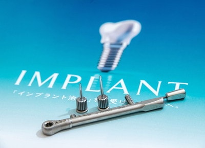 日本人の骨格と親和性の高いインプラントメーカーを選びました