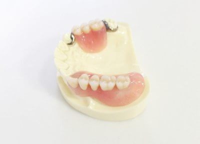 入れ歯の不調の原因をつきとめ、患者さまにぴったり合うように調整させていただきます