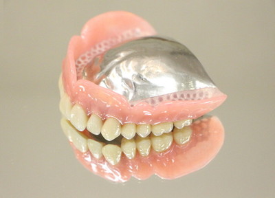 お口の中の状況を精査した上で、力のバランスを考えた入れ歯をお作りしております。