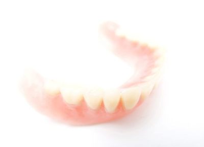 Q.歯を失った時に入れ歯治療を選択するメリットは何ですか？
