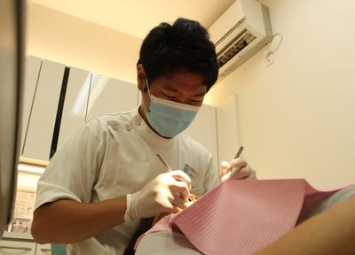 お子さまへの仕上げ磨きにも、歯科衛生士からブラッシング指導が入ります。