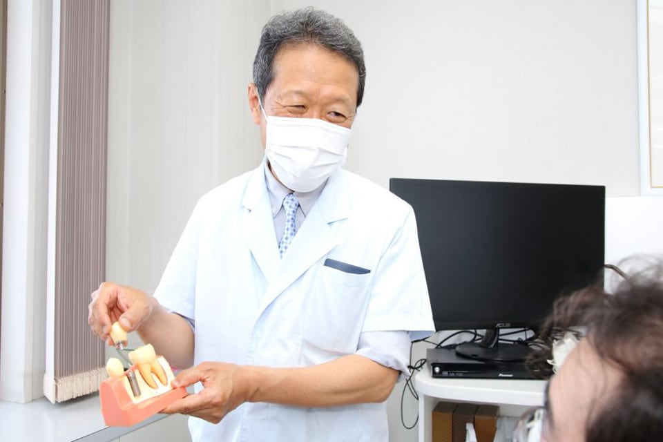 入れ歯・ブリッジに代わる第3の選択肢としてインプラントをご提案しています