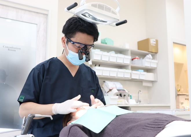 担当制の歯科衛生士はルーペを使用し、お口の状態変化をしっかりと把握します