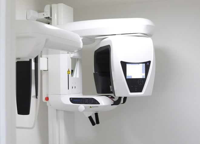 歯科用CTを使用し、しっかりと分析したうえで精密な治療を提供します