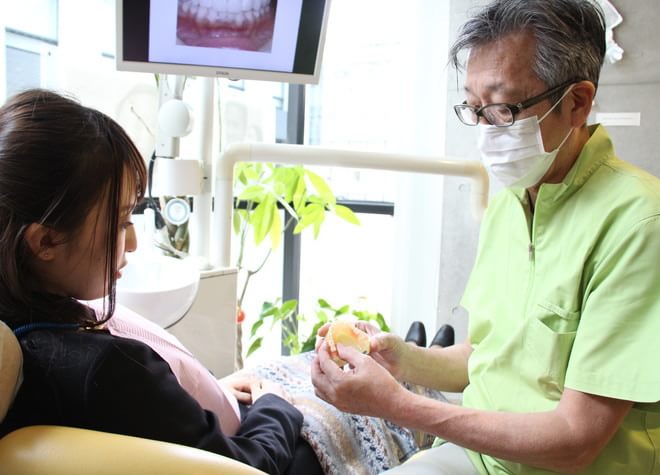 患者さまの「笑顔」をサポートするため、違和感が少なく目立たない入れ歯治療をご案内しています