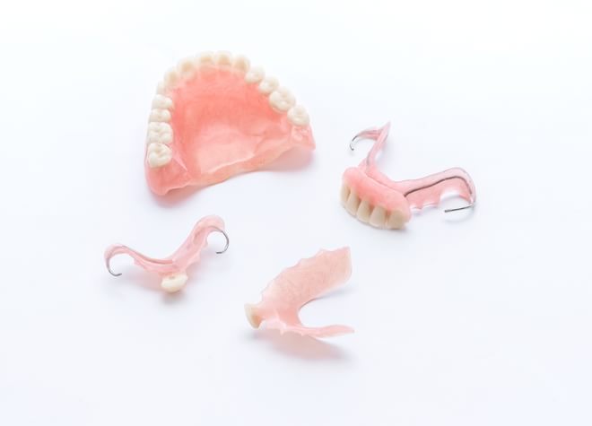 素材・歯科技工士・工程の3つにこだわって入れ歯作りを行っております
