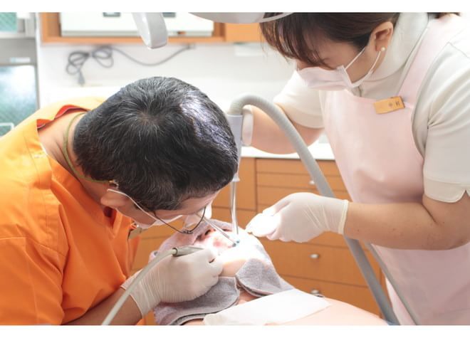 「歯医者はいやなところじゃない」 と理解してもらって初めて、お子さまの治療を始めます