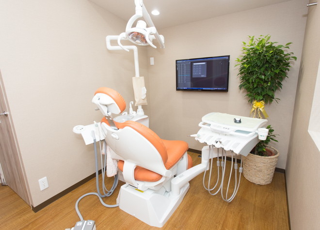 自覚症状がなく進行する歯周病は、女性の歯科医師による丁寧な説明と結果に基づいた治療を提供しています