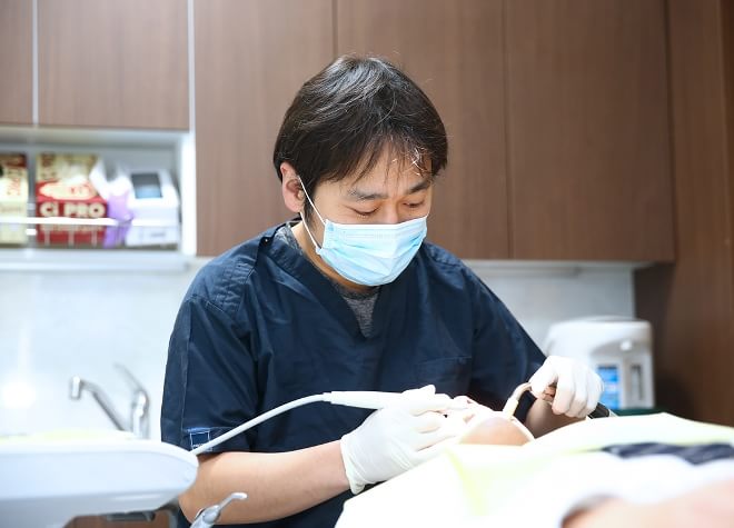 矯正担当の歯科医師が、さまざまな装置を使い矯正を行います