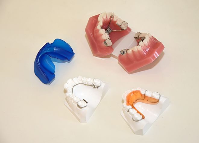 筋機能矯正装置により、抜歯せずに歯並びを整えます。お口の健康を守るためにも、矯正治療をおすすめします