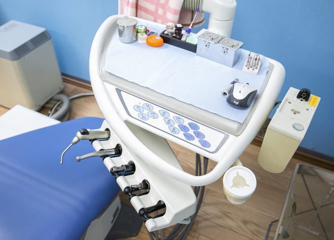 電動麻酔で痛みを軽減し、必要以上に歯を削らない治療方法で治療をします