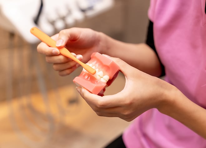 歯石の蓄積や口臭、歯茎からの出血といった症状は歯周病のサインです