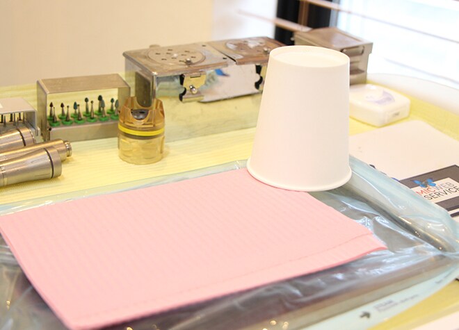 拡大鏡を使用して「なるべく削らない治療」を行っています。