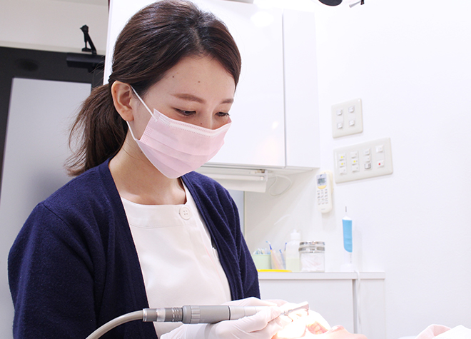 担当のスタッフによる歯のクリーニングと定期検診