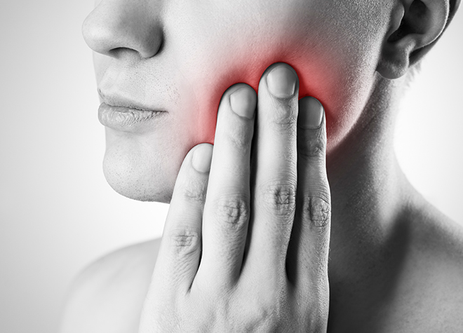 知覚過敏や歯がぐらぐらするといった症状は、食いしばりが原因となっていることもあります