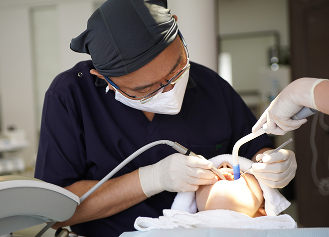 歯科用CTによる検査を行い、手術時のリスクをできる限り抑えています